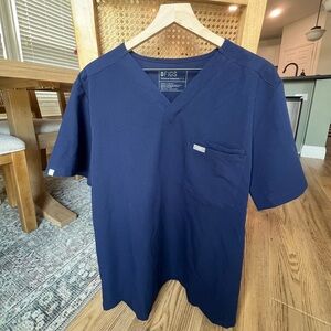 Men’s figs scrub top navy size large